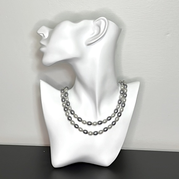 Handmade Mother of Pearl necklace. Grey and white color. - Picture 1 of 5